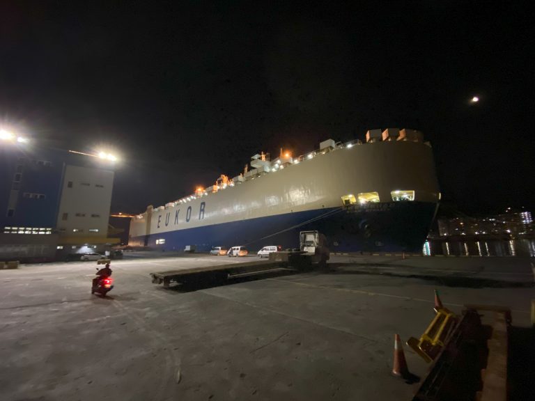 從遙遠的法國坐這艘滾裝船來到基隆港